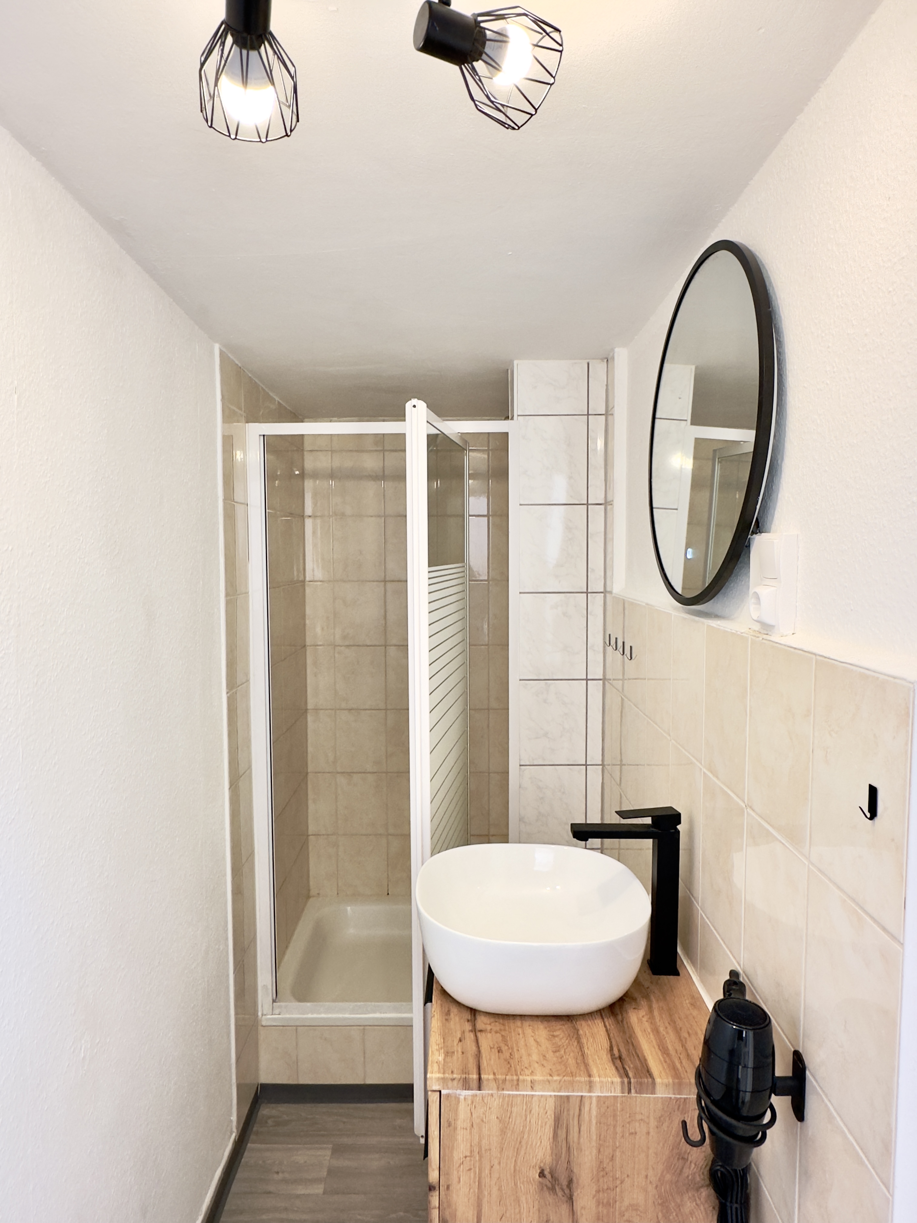 Monteurwohnung - Zimmertyp: Doppelzimmer - Thüringen - helles Badezimmer mit Dusche - flex living -  Monteurwohnungen in Gotha