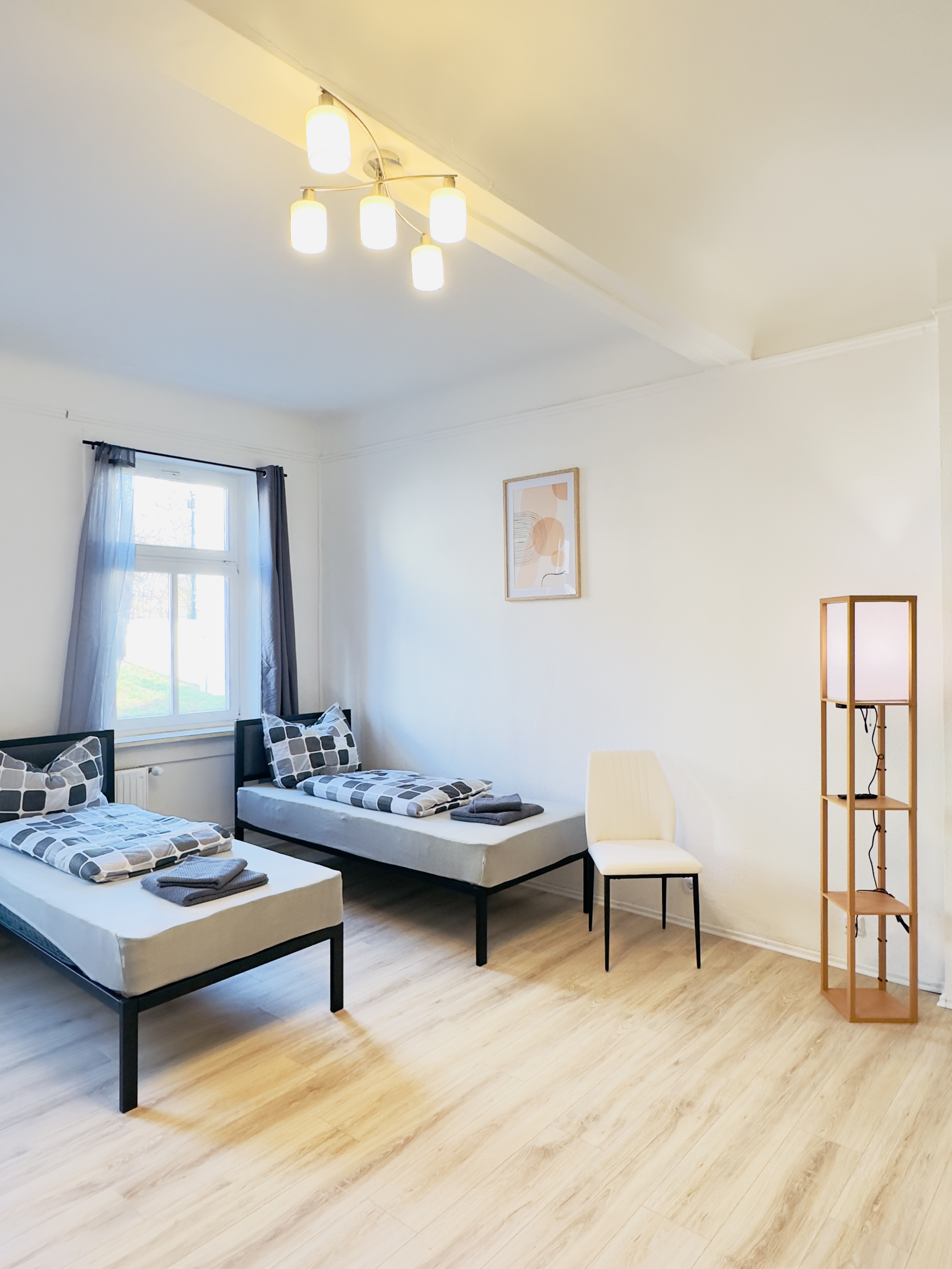 Monteurwohnung - Zimmertyp: Doppelzimmer - Thüringen - Gemütliches Schlafzimmer mit zwei Einzelbetten sowie zwei Schränken. - flex living -  Monteurwohnungen in Gotha