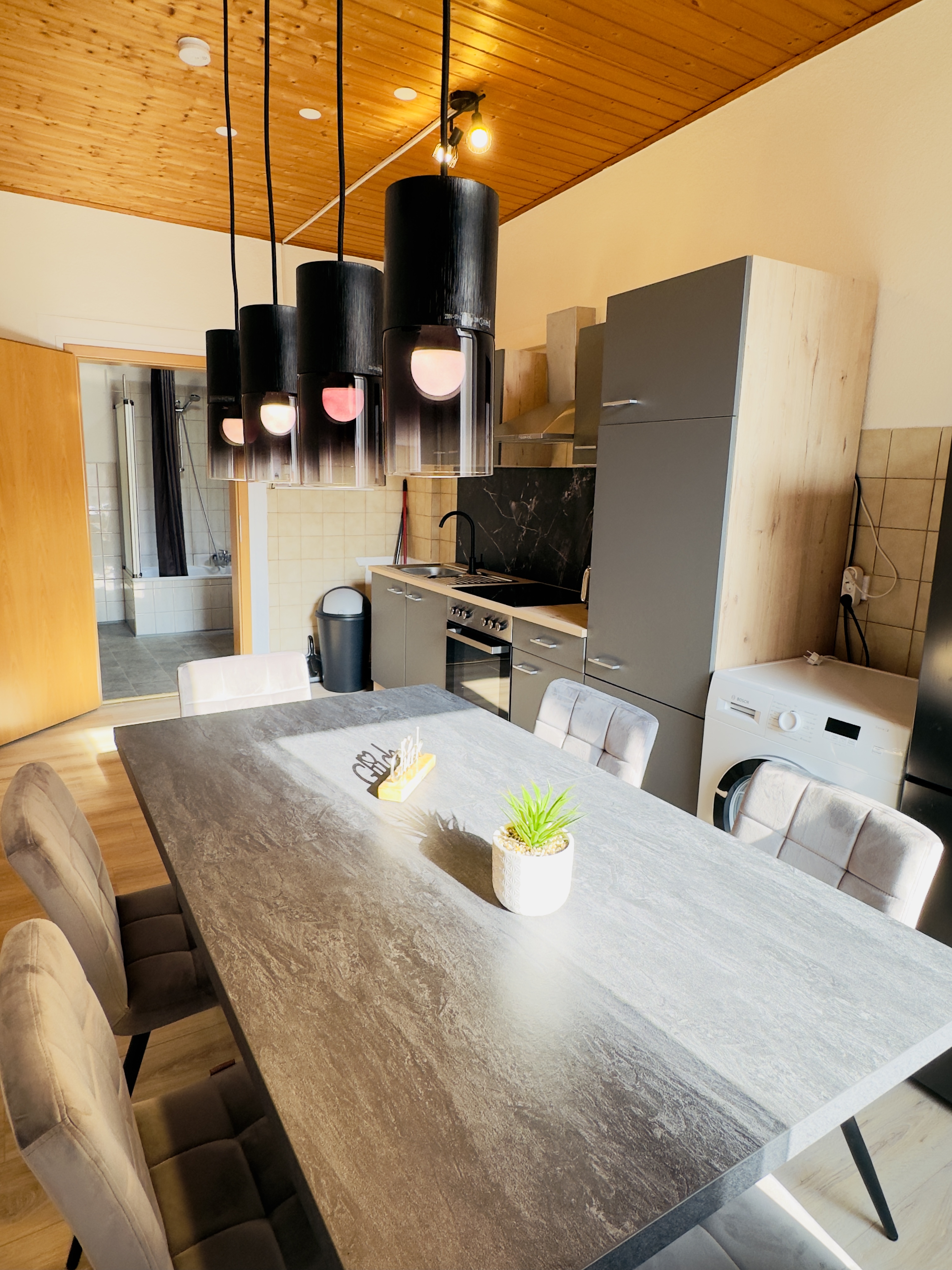 Monteurwohnung - Zimmertyp: Doppelzimmer - Thüringen - voll ausgestattete Küche mit großen Esstisch - flex living -  Monteurwohnungen in Gotha