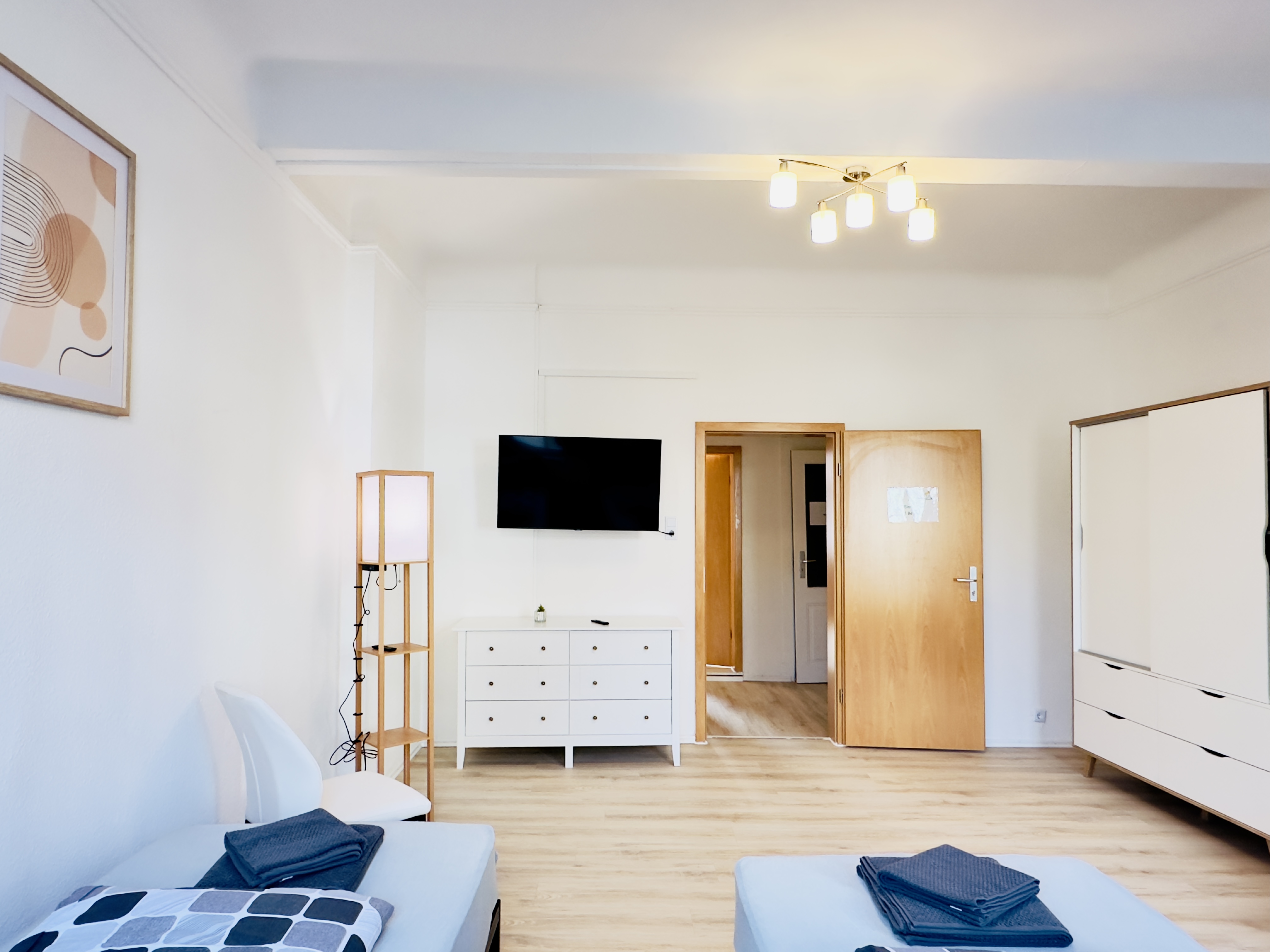 Monteurzimmer: Gemütliches Schlafzimmer mit zwei Einzelbetten sowie zwei Schränken. - flex living -  Monteurwohnungen in Gotha