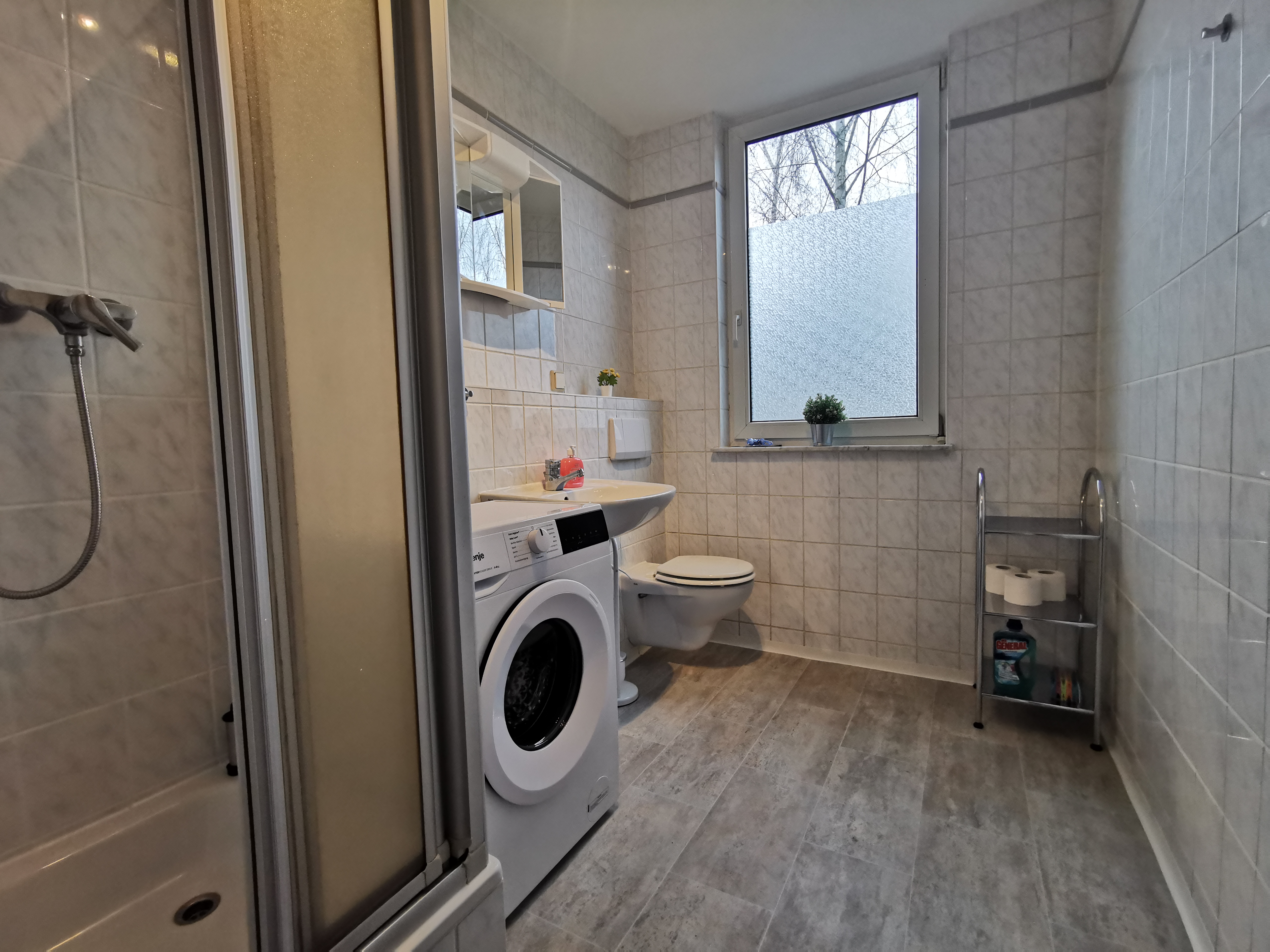 Monteurwohnung - TV - Elbeland - helles Badezimmer mit Dusche und Waschmaschine - flex living -  Monteurwohnungen in Chemnitz