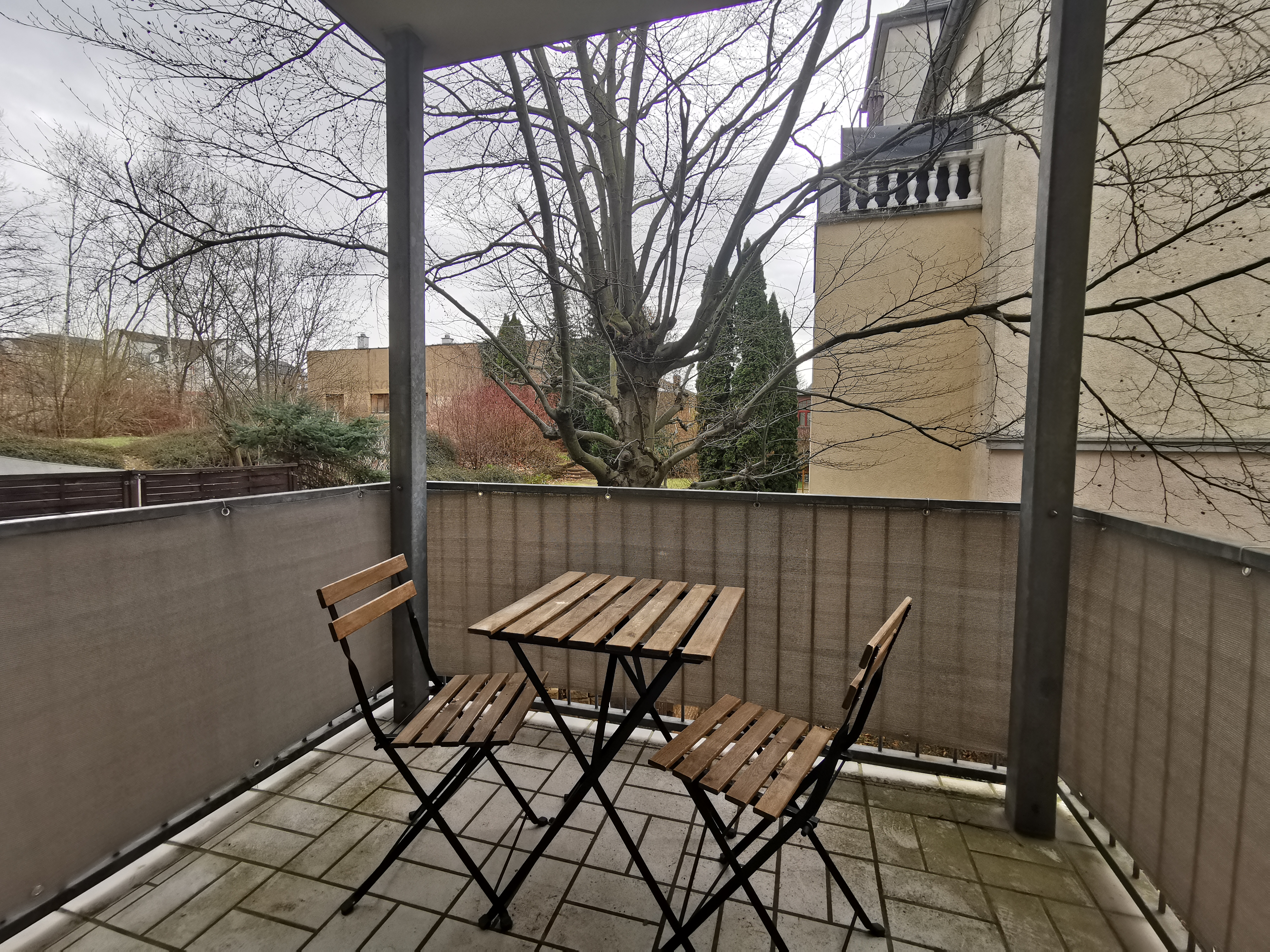 Monteurwohnung - TV - Elbeland - Ruhiger Balkon mit Sitzgelegenheit – perfekt für die Pause zwischendurch. - flex living -  Monteurwohnungen in Chemnitz