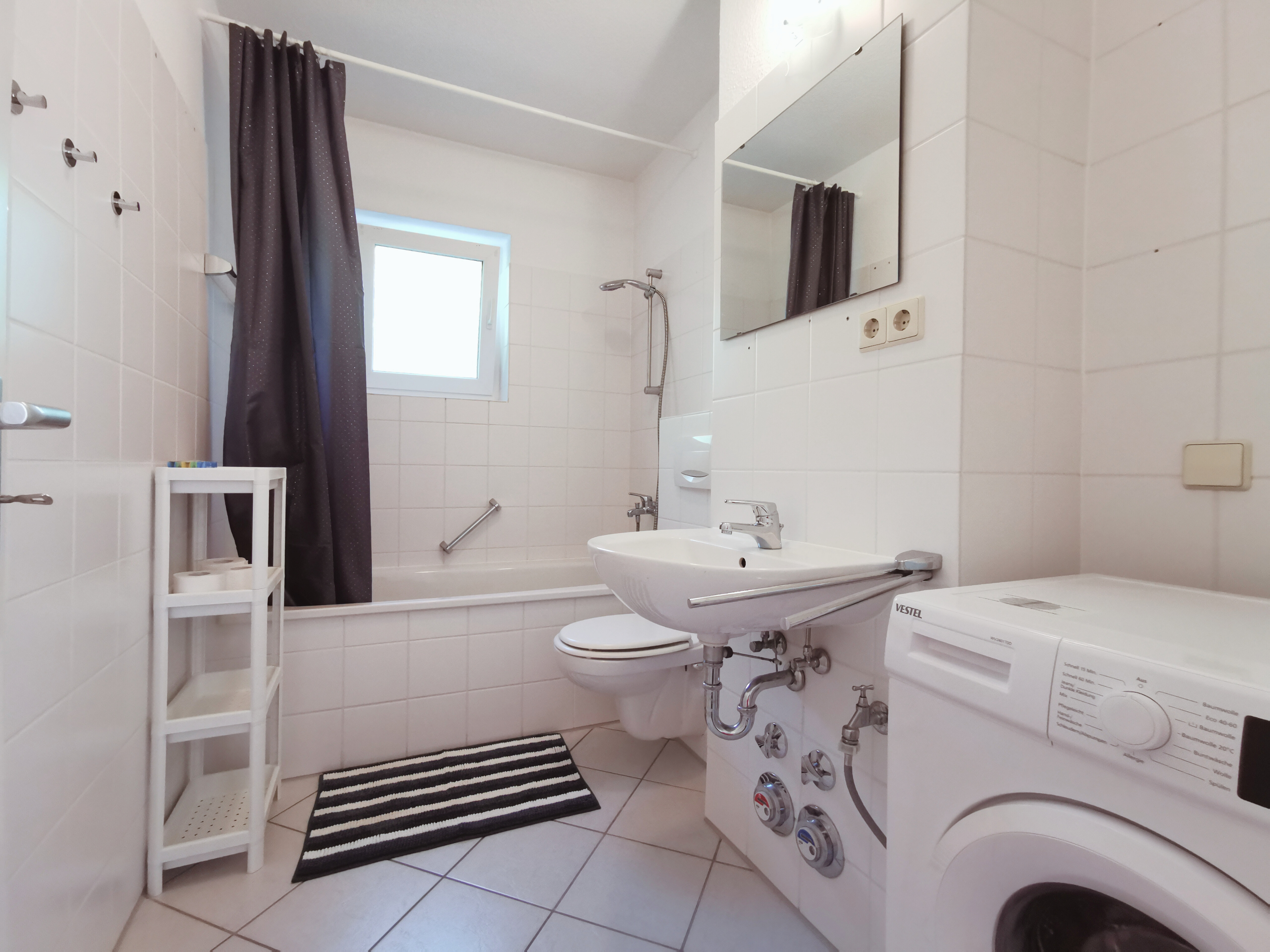 Monteurzimmer: helles Badezimmer mit Waschamschine - flex living -  Monteurwohnungen in Bielefeld