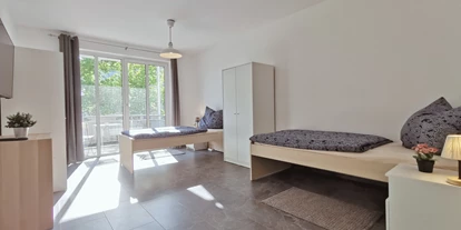 Monteurwohnung - Kaffeemaschine - Bielefeld - helles Schlafzimmer mit 2 Einzelbetten - flex living -  Monteurwohnungen in Bielefeld