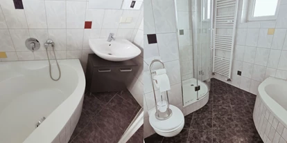 Monteurwohnung - Balkon - Deutschland - helles Badezimmer mit Badewanne und Dusche - flex living -  Monteurwohnungen in Ludwigshafen