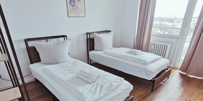Monteurwohnung - Balkon - Deutschland - Schlafzimmer mit Einzelbetten - flex living -  Monteurwohnungen in Ludwigshafen