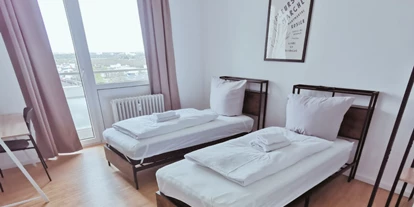 Monteurwohnung - Balkon - Deutschland - Schlafzimmer mit Einzelbetten - flex living -  Monteurwohnungen in Ludwigshafen