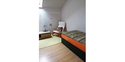 Monteurwohnung - Bettwäsche: Bettwäsche gegen Gebühr - Deutschland - Kleines freundliches Einbettzimmer mit WLAN, kein TV - Anschluß.
Gemeinschaftsküche und -Bad werden maximal von 5 Personen genutzt.
Je Nacht 15,00 € , bei längerem Aufenthalt Preis nach Vereinbarung.
Bettwäsche, Handtücher und Zimmer-/ Endreinigung gegen Aufpreis zubuchbar.
Über IHREN Anruf würden wir uns freuen. - Heike Schulz