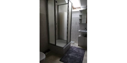 Monteurwohnung - Bettwäsche: Bettwäsche gegen Gebühr - Deutschland - Das Badezimmer ist mit Dusche, WC, Waschbecken, Fön etc. ausgestattet. - Heike Schulz