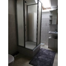 Monteurzimmer: Das Badezimmer ist mit Dusche, WC, Waschbecken, Fön etc. ausgestattet. - Heike Schulz