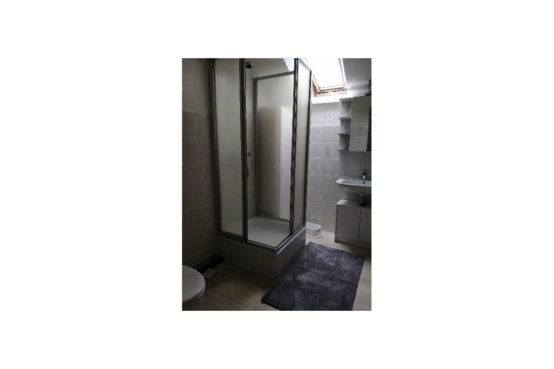 Monteurzimmer: Das Badezimmer ist mit Dusche, WC, Waschbecken, Fön etc. ausgestattet. - Heike Schulz
