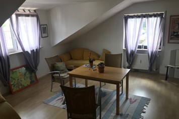 Monteurzimmer: großzügige Wohnung im Dachgeschoss