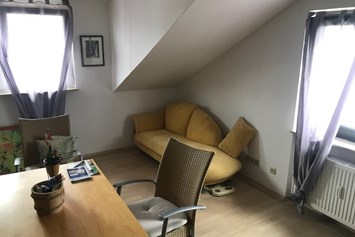 Monteurzimmer: großzügige Wohnung im Dachgeschoss