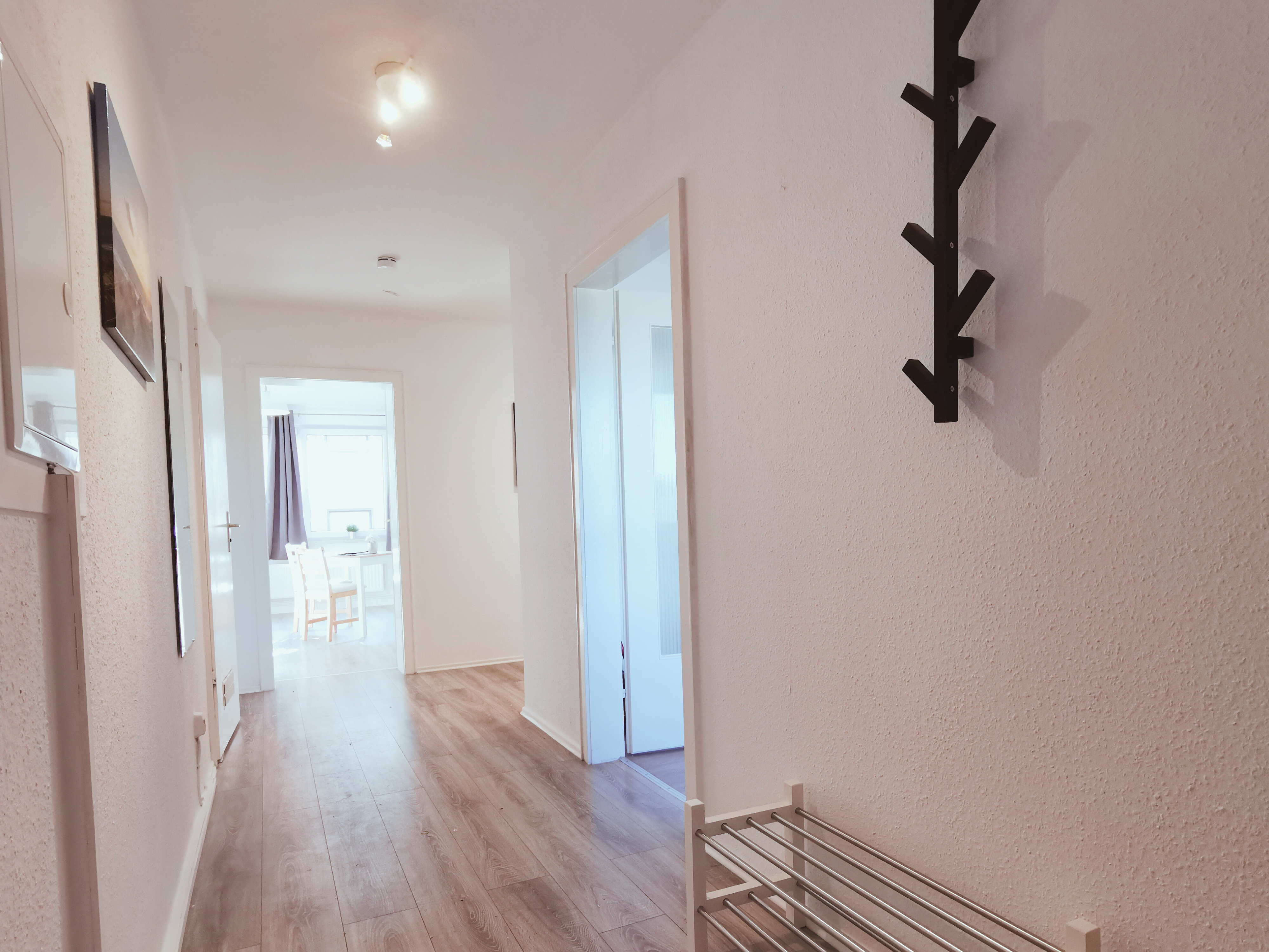 Monteurzimmer: Alles am richtigen Platz – kompakter Flur mit Garderobe. - flex living -  Monteurwohnungen in Bremerhaven