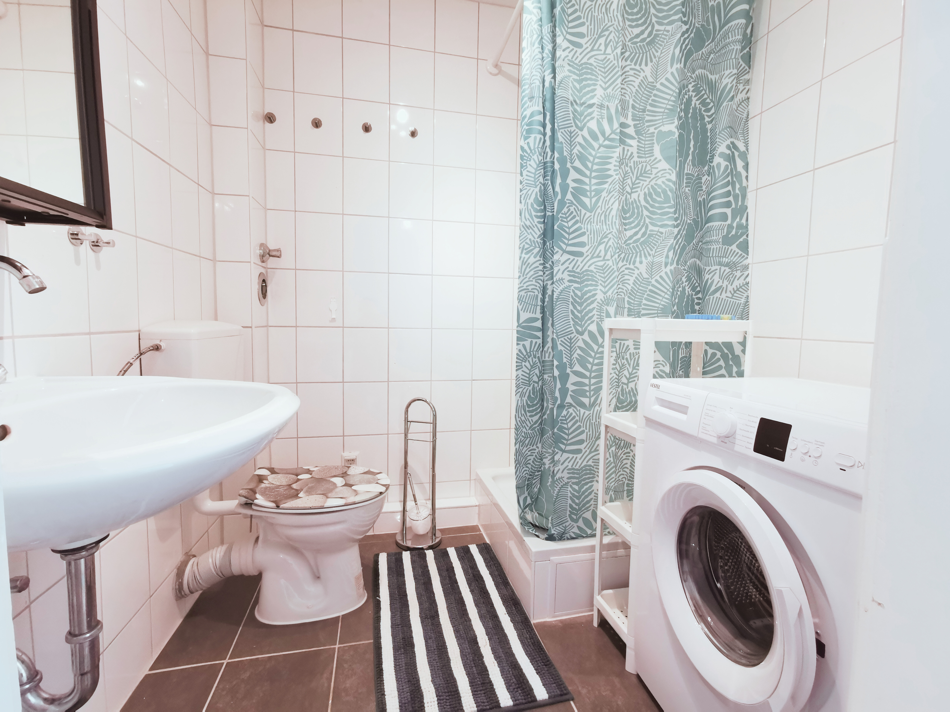 Monteurwohnung - Butjadingen Fedderwardersiel - Funktionales Badezimmer mit Dusche, WC und Waschmaschine. - flex living -  Monteurwohnungen in Bremerhaven