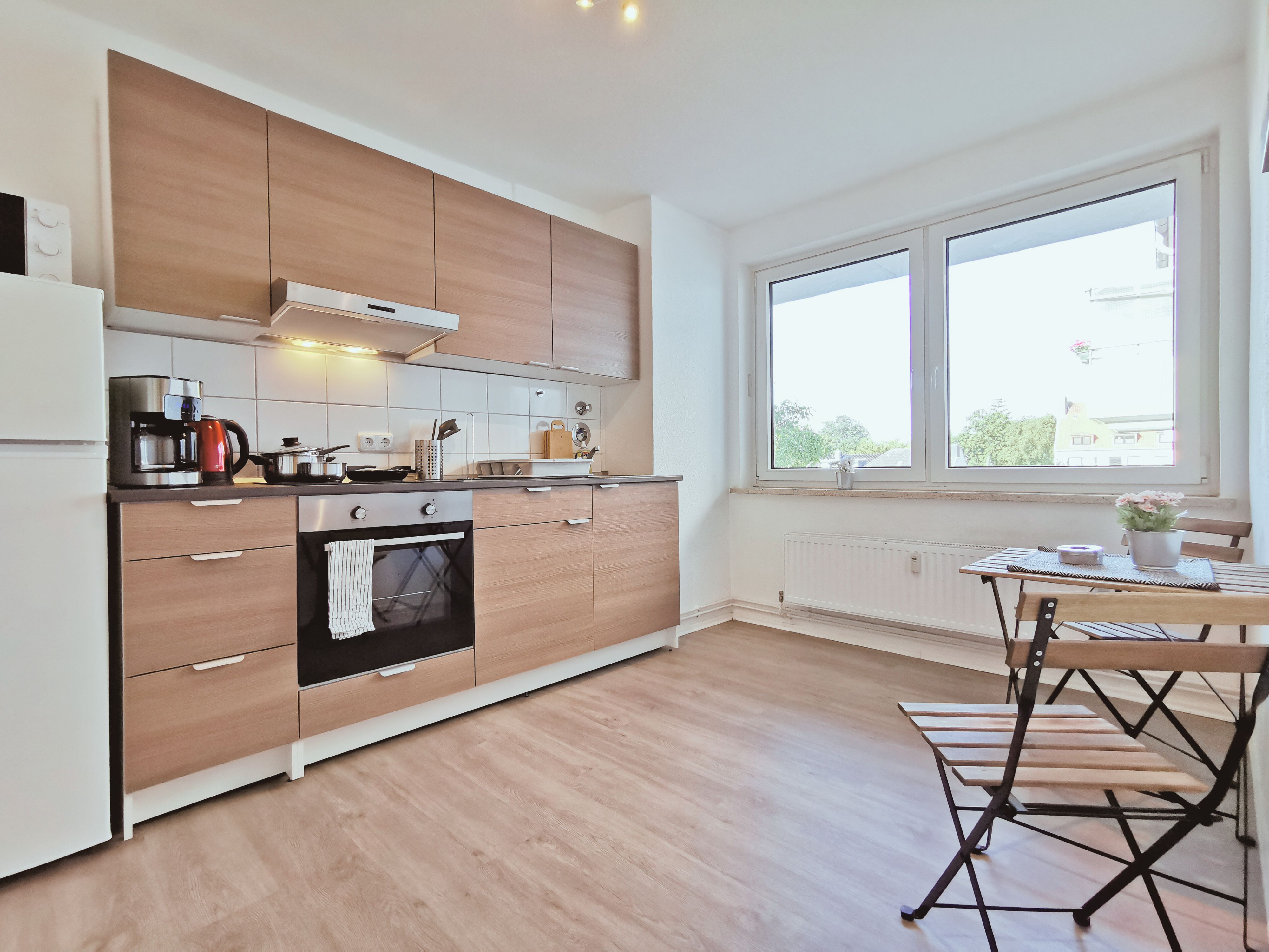 Monteurzimmer: Moderne Küche mit Arbeitsfläche und allen Küchengeräten. - flex living -  Monteurwohnungen in Bremerhaven