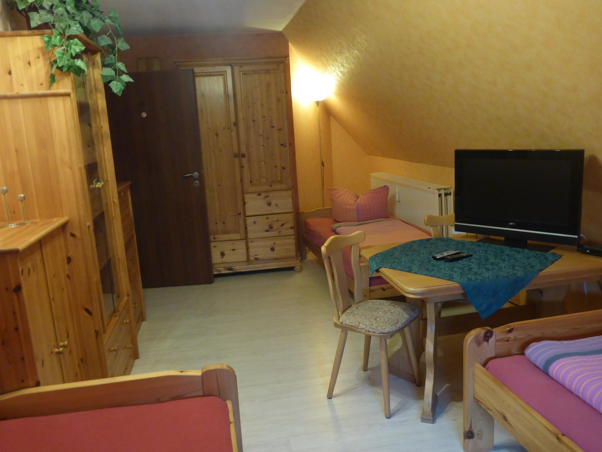 Monteurwohnung - Tülau - Zimmer für drei Personen.  - Monteurwohnung Klötze