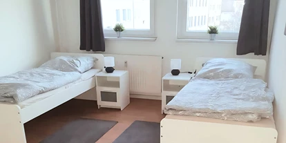 Monteurwohnung - PLZ 04626 (Deutschland) - Schlafzimmer mit zwei Einzelbetten – perfekt für Kollegen - flex living -  Monteurwohnungen in Gera
