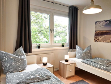 Monteurzimmer: Schlafzimmer mit zwei Einzelbetten – perfekt für Kollegen 
 - flex living -  Monteurwohnungen in Halle