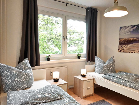Monteurzimmer: Schlafzimmer mit zwei Einzelbetten – perfekt für Kollegen 
 - flex living -  Monteurwohnungen in Halle