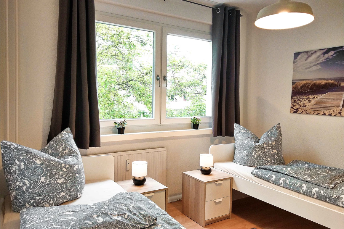 Monteurzimmer: Schlafzimmer mit zwei Einzelbetten – perfekt für Kollegen 
 - flex living -  Monteurwohnungen in Halle