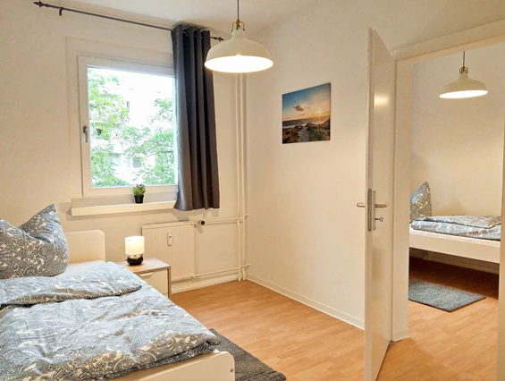 Monteurzimmer: Ruhiges Zimmer mit Einzelbetten und frischer Bettwäsche.
 - flex living -  Monteurwohnungen in Halle