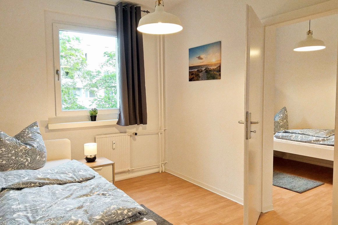 Monteurzimmer: Ruhiges Zimmer mit Einzelbetten und frischer Bettwäsche.
 - flex living -  Monteurwohnungen in Halle