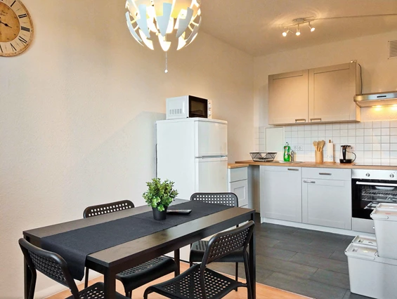 Monteurzimmer: Voll ausgestattete Küche mit allem, was Sie brauchen.
 - flex living -  Monteurwohnungen in Halle