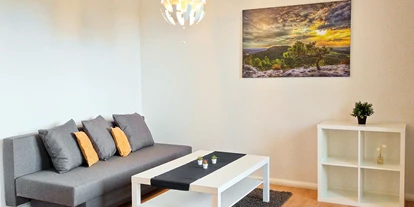 Monteurwohnung - PLZ 06110 (Deutschland) - Gemütliches Wohnzimmer mit WLAN und bequemer Couch.
 - flex living -  Monteurwohnungen in Halle