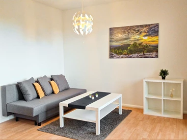 Monteurzimmer: Gemütliches Wohnzimmer mit WLAN und bequemer Couch.
 - flex living -  Monteurwohnungen in Halle