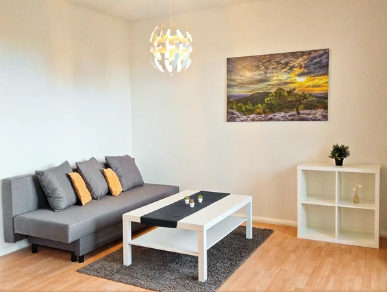 Monteurzimmer: Gemütliches Wohnzimmer mit WLAN und bequemer Couch.
 - flex living -  Monteurwohnungen in Halle