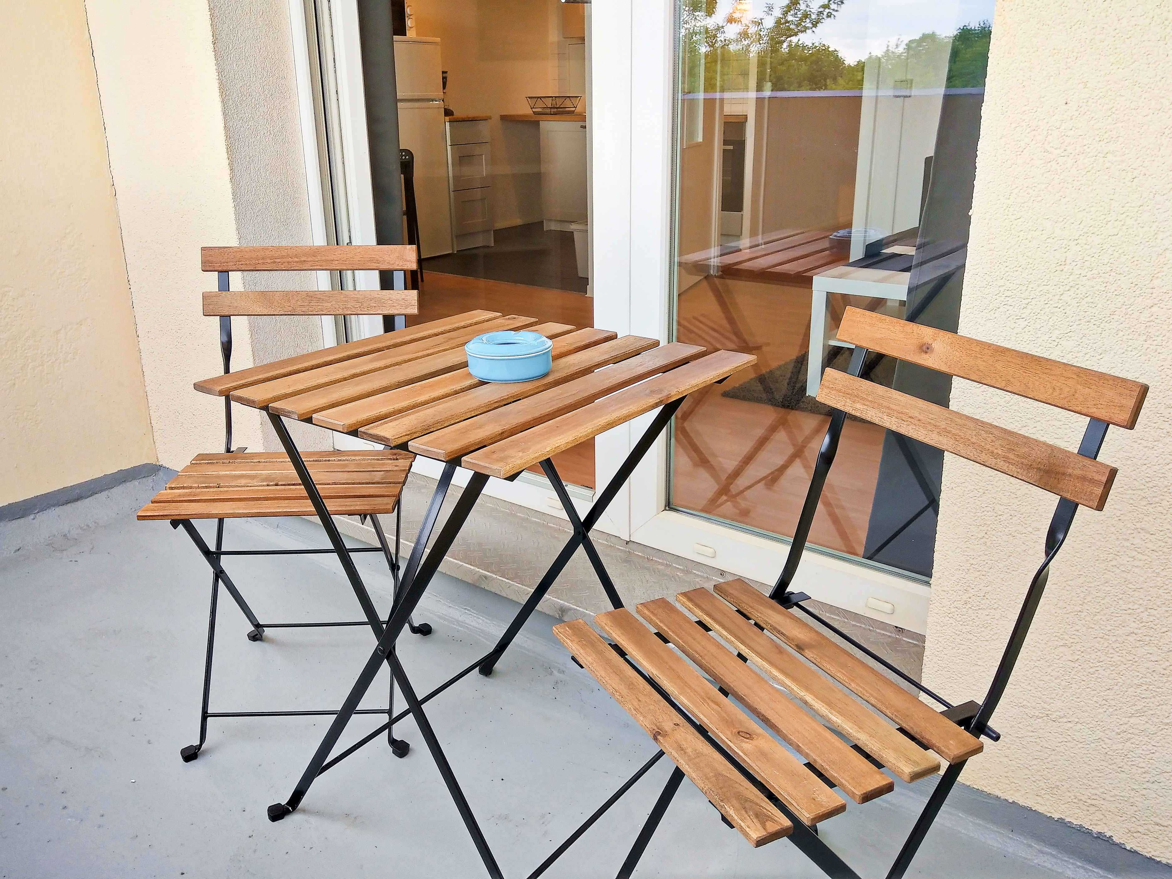 Monteurzimmer: Ruhiger Balkon mit Sitzgelegenheit – perfekt für die Pause zwischendurch.

 - flex living -  Monteurwohnungen in Halle