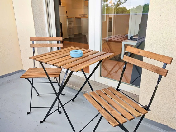 Monteurzimmer: Ruhiger Balkon mit Sitzgelegenheit – perfekt für die Pause zwischendurch.
 - flex living -  Monteurwohnungen in Halle