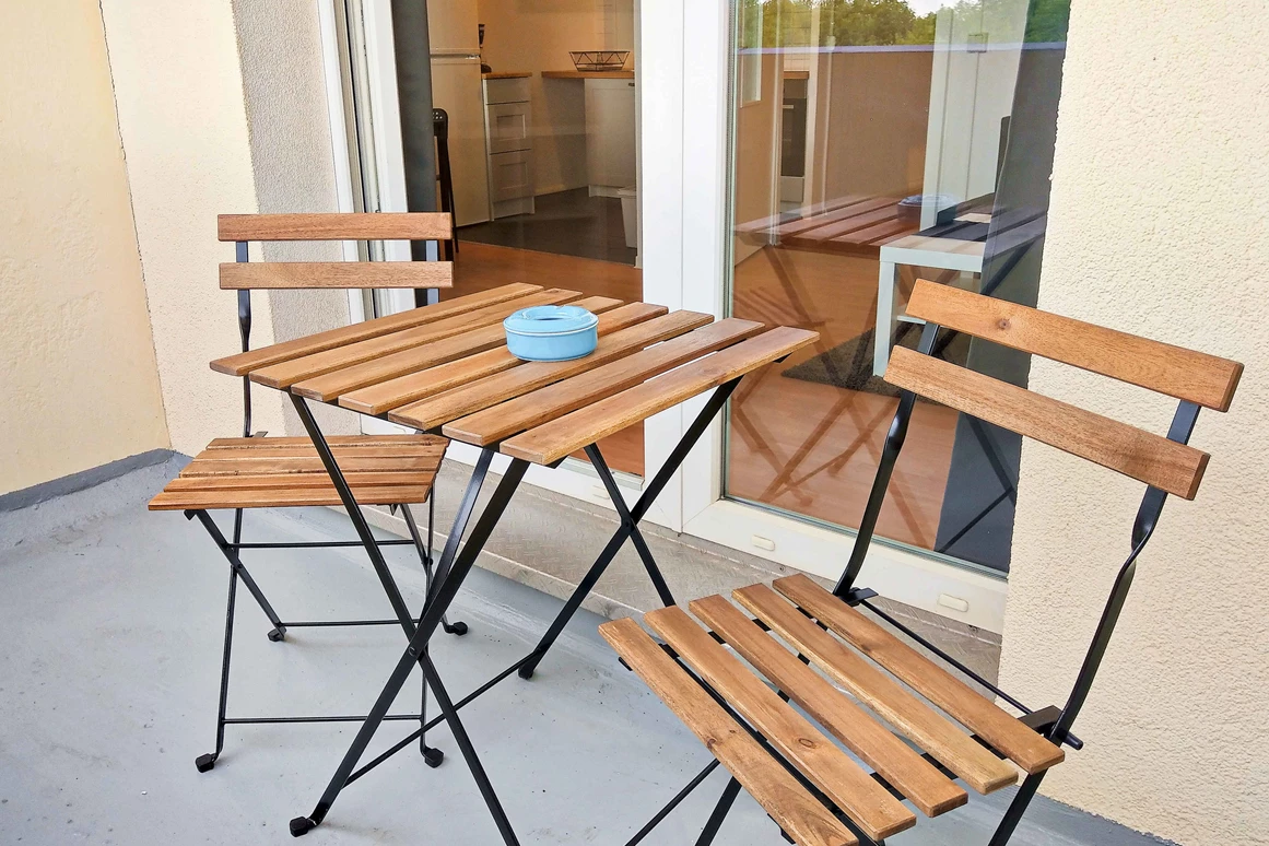 Monteurzimmer: Ruhiger Balkon mit Sitzgelegenheit – perfekt für die Pause zwischendurch.
 - flex living -  Monteurwohnungen in Halle