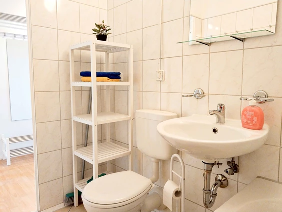 Monteurzimmer: Modernes Bad mit WC, Spiegel und praktischen Ablagen.
 - flex living -  Monteurwohnungen in Halle