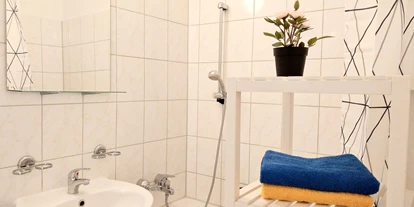 Monteurwohnung - PLZ 06110 (Deutschland) - Komfortables Bad für Ihre tägliche Pflege-Routine.
 - flex living -  Monteurwohnungen in Halle