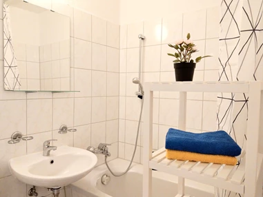 Monteurzimmer: Komfortables Bad für Ihre tägliche Pflege-Routine.
 - flex living -  Monteurwohnungen in Halle