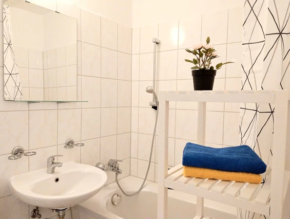 Monteurzimmer: Komfortables Bad für Ihre tägliche Pflege-Routine.
 - flex living -  Monteurwohnungen in Halle