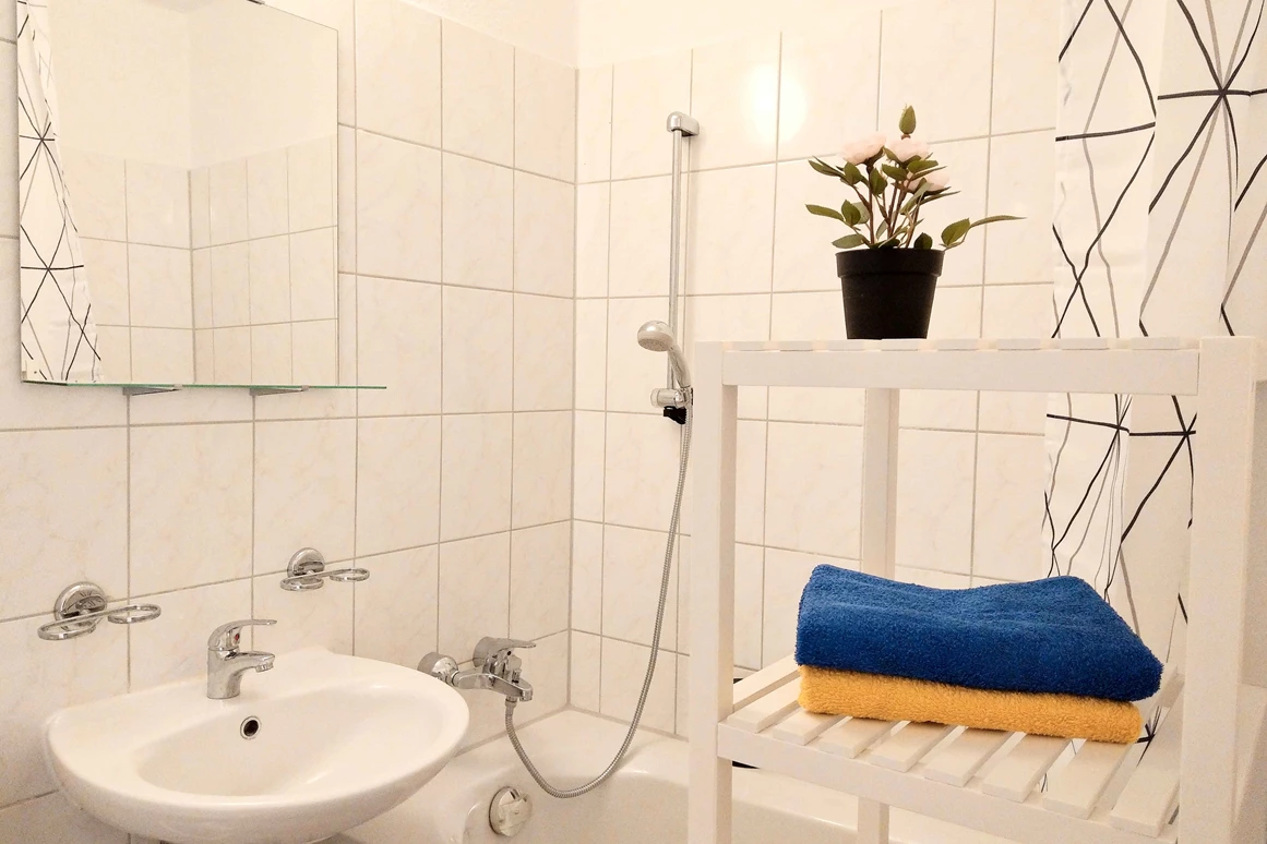 Monteurzimmer: Komfortables Bad für Ihre tägliche Pflege-Routine.
 - flex living -  Monteurwohnungen in Halle