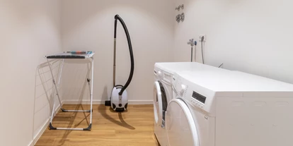 Monteurwohnung - Muggensturm Gaggenau - Hauswirtschaftsraum mit Waschmaschine – für mehr Komfort unterwegs. - flex living -  Monteurwohnungen in Karlsruhe