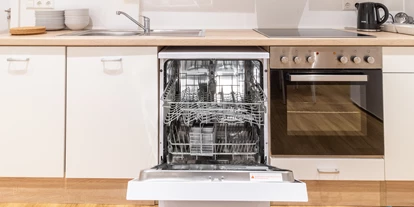 Monteurwohnung - Muggensturm Gaggenau - Herd, Kühlschrank und Kaffeemaschine – sofort einsatzbereit.
 - flex living -  Monteurwohnungen in Karlsruhe