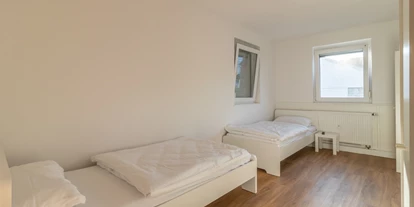 Monteurwohnung - Muggensturm Gaggenau - Ruhiges Zimmer mit Einzelbetten und frischer Bettwäsche.
 - flex living -  Monteurwohnungen in Karlsruhe