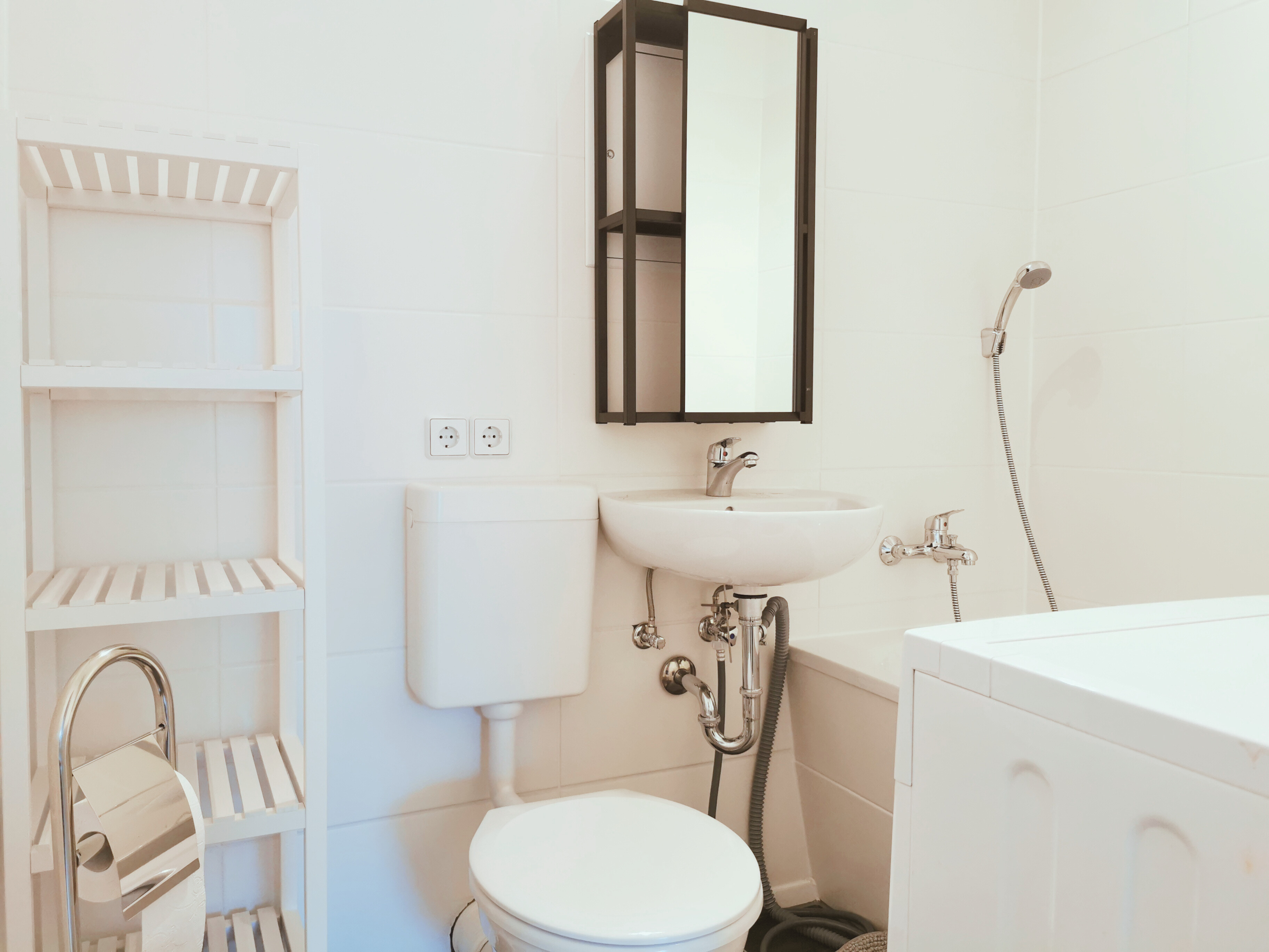 Monteurzimmer: Funktionales Badezimmer mit Dusche, WC und Waschmaschine.

 - flex living -  Monteurwohnungen in Magdeburg