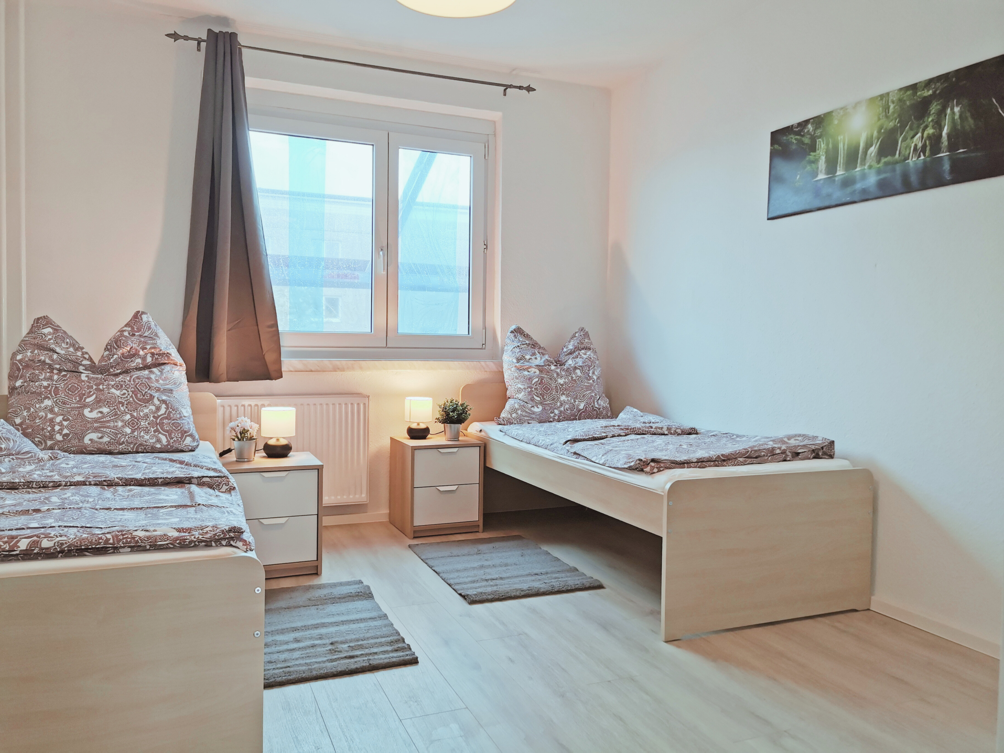 Monteurwohnung - Kühlschrank - Sachsen-Anhalt - Schlafzimmer mit zwei Einzelbetten – perfekt für Kollegen oder Freunde.

 - flex living -  Monteurwohnungen in Magdeburg