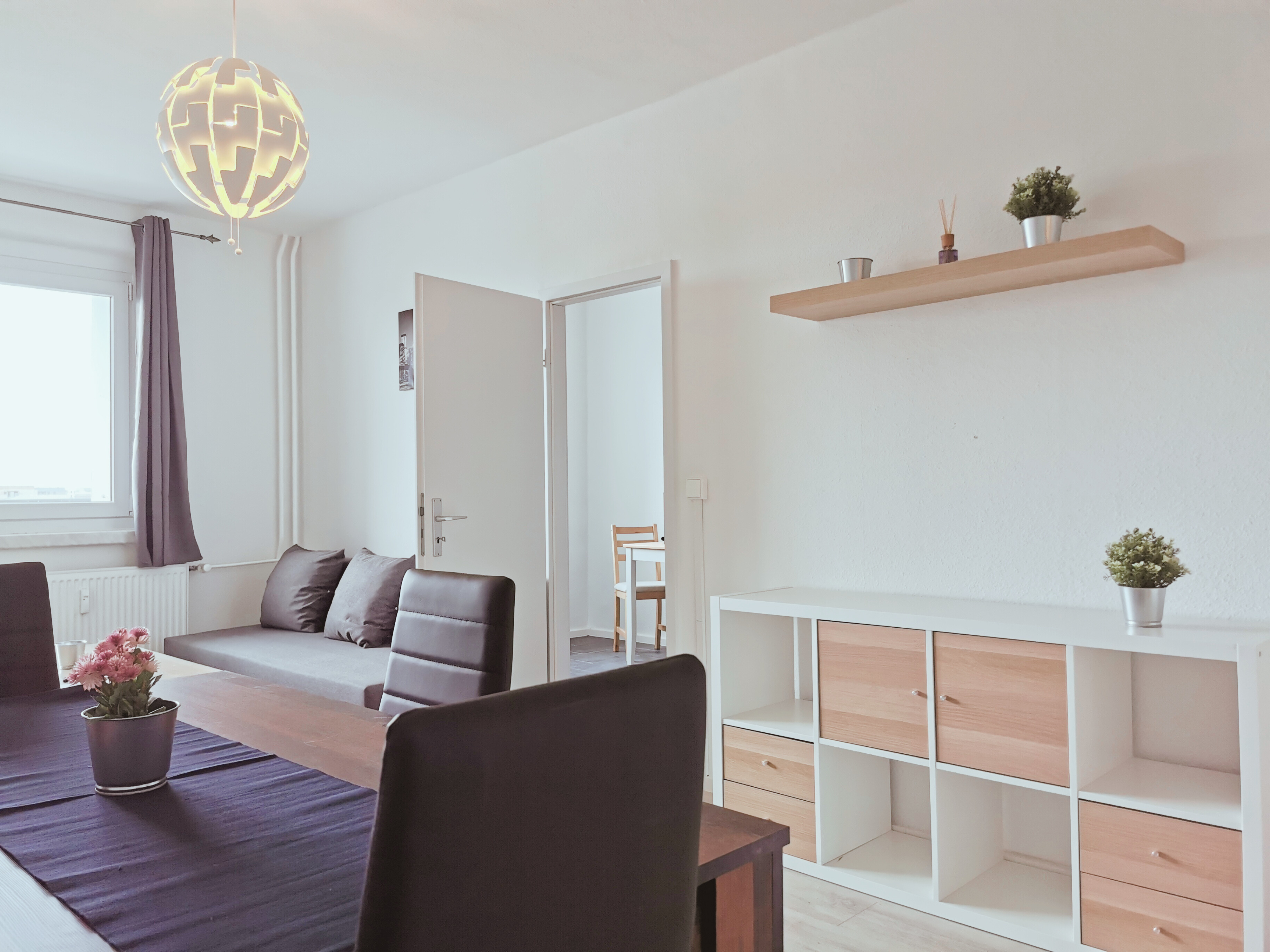 Monteurzimmer: Gemütliches Wohnzimmer mit WLAN und bequemer Couch.

 - flex living -  Monteurwohnungen in Magdeburg