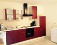 Monteurzimmer: Küche mit Mikrowelle, Gefrierschrank und Essecke  - Waldnestle Carlsberg 