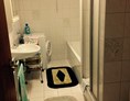Monteurzimmer: Bad mit Dusche, Badewanne und WC - Waldnestle Carlsberg 