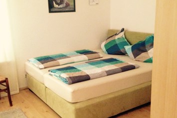 Monteurzimmer: Schlafzimmer mit Doppelbett, Einzelbett und Schreibtisch  - Waldnestle Carlsberg 
