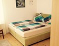 Monteurzimmer: Schlafzimmer mit Doppelbett, Einzelbett und Schreibtisch  - Waldnestle Carlsberg 