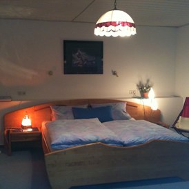 Monteurzimmer: Schlafzimmer mit Doppelbett  - Waldnestle Carlsberg 